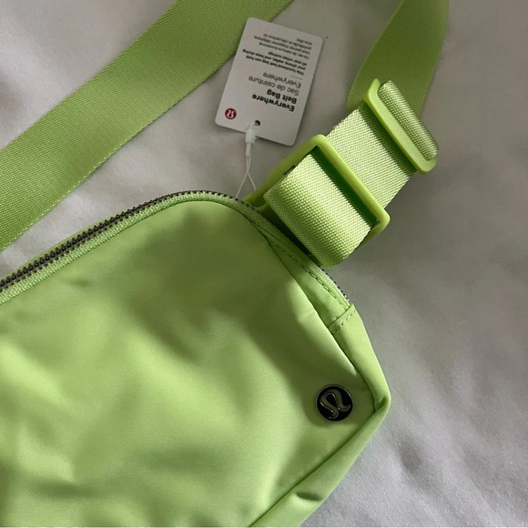 🆕 Lululemon ORIGINAL OG Everywhere Belt Bag - NEMI Neo Mint - Picture 3 of 8